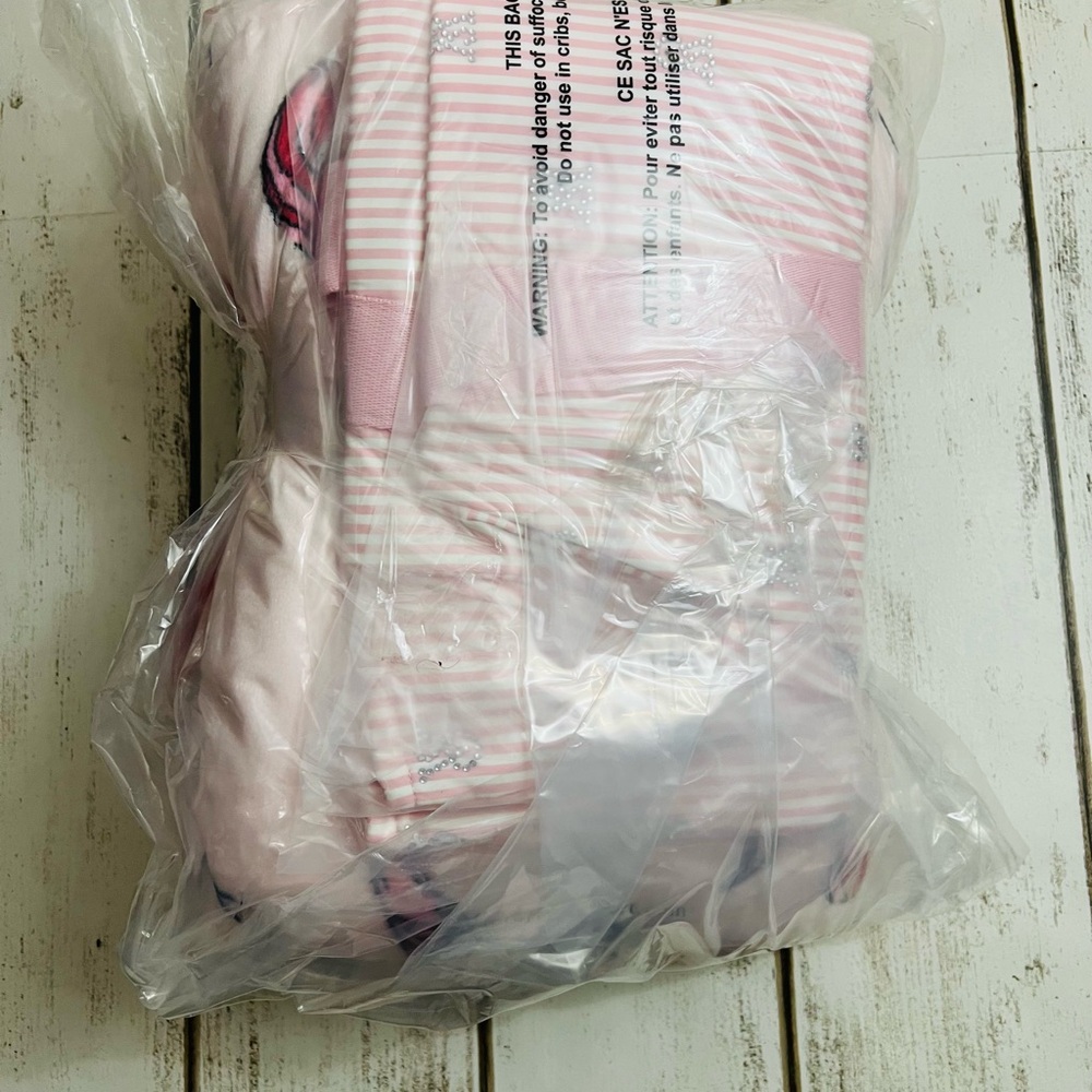 Victoria’s Secret Candy Cane Sherpa Plush Blanket & Tote Set - Picture 8 of 10
